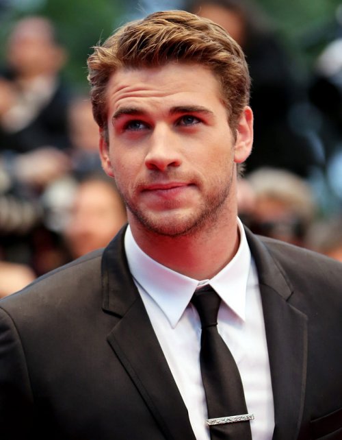 Liam Hemsworth muy guapo en la alfombra roja de Cannes 2013