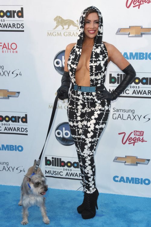 El look Nayer y su perro, en los premios Billboard Music Awards