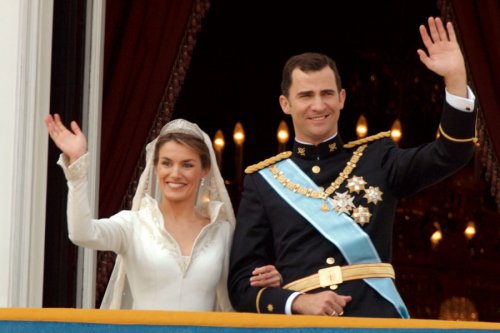 El saludo de la boda de Letizia y el Príncipe Felipe desde el balcón