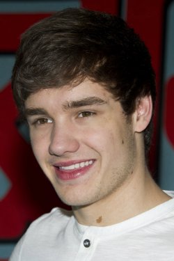 Primer plano de Liam Payne, el guapo componente de One Direction