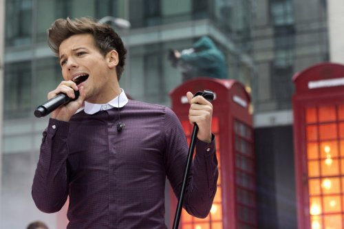 Louis Tomlinson de One Direction lo da todo sobre el escenario