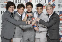 One Direction en la alfombra roja de los Brit 2012