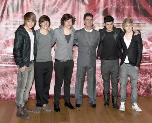 Los chicos de One Direction con el hombre que les catapultó a la fama: Simon Cowell