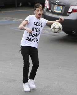 Zayn Malik, artista sobre el escenario y en el campo de fútbol