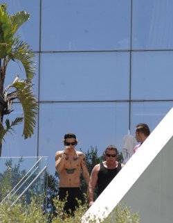 Paseo de Harry Styles ante el concierto de One Direction en Barcelona