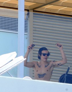 Harry Styles, sin camiseta, puro éxtasis
