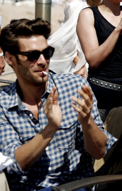 Jon Kortajarena, un guapo adicto al tabaco