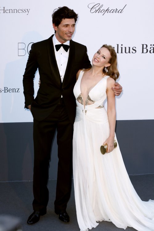 Andrés Velencoso y Kylie Minogue en la gala Amfar del Festival de Cannes 2013