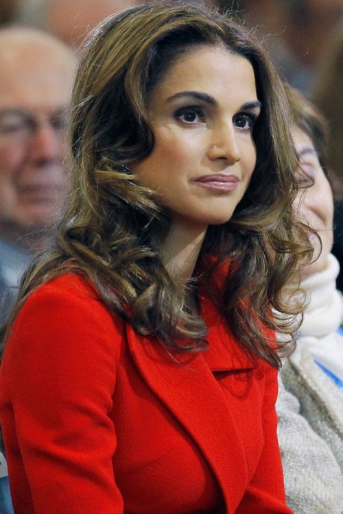 El look rojo pasión de Rania Jordania: sexy y elegante