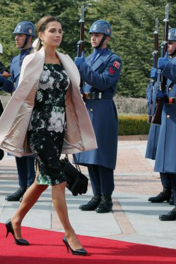 El vestido verde y estampado de Rania de Jordania