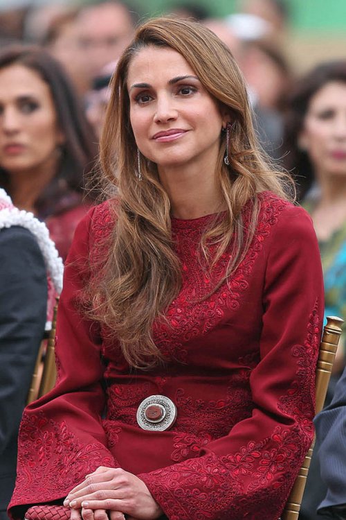 El vestido granate de Rania de Jordania: su reaparición