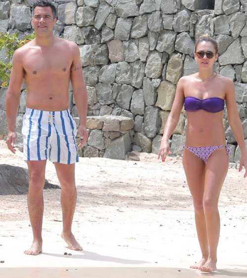 Jessica Alba y su marido, cuerpazos de famosos en la playa