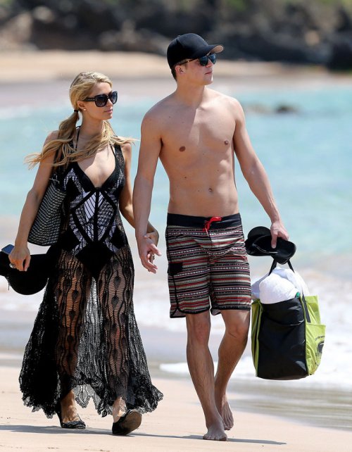 Paris Hilton en bikini y el cuerpo de su novio: famosos en la playa