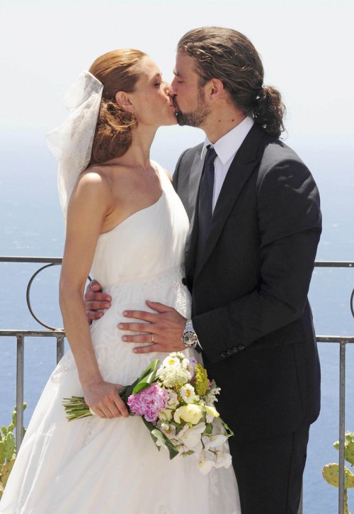 Beso de Raquel Sánchez SIlva y Mario Biondo el día de su boda