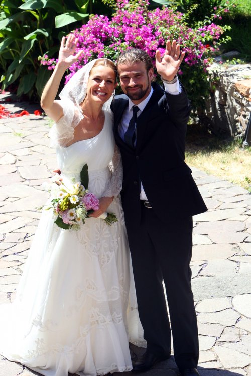 Raquel Sánchez SIlva y Mario Biondo saludan a los fotógrafos el día de su boda