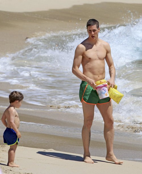 Fernando Torres junto a su hijo Leo jugando en la orilla