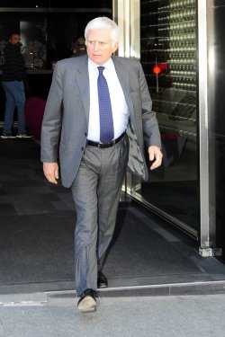 Paolo Vasile, consejero delegado de Mediaset, acompaña a Raquel Sánchez Silva en los malos momentos