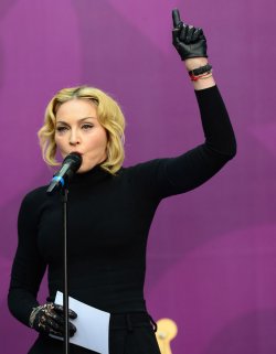 Macroconcierto por las mujeres: Madonna como maestra de ceremonias