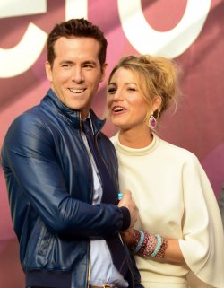 Macroconcierto por las mujeres: Ryan Reynolds y Blake Lively
