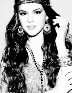 Bruna Marquezine, novia de Neymar: sencillez en blanco y negro