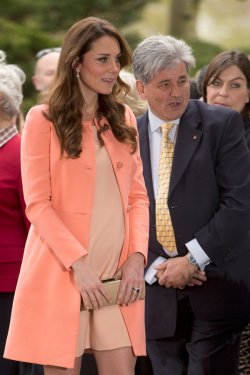 Cómo vestir cuando estás embarazada: Kate Middleton, versión rosa