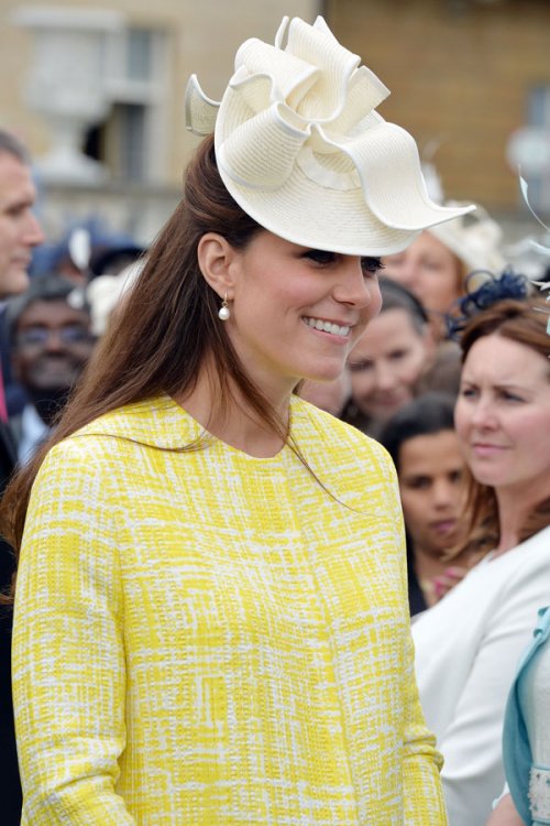 Kate Middleton: vestido de premamá con abrigo amarillo y blanco