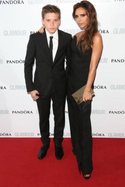 Victoria Beckham y su hijo Brooklin, guapos de negro