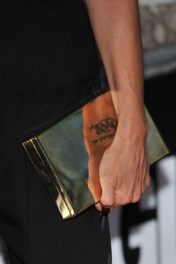 El bolso dorado de Victoria Beckham, la Mujer de la Década