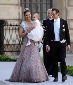 La princesa Victoria con su hija Estelle y el príncipe Daniel en la Boda Real de Suecia