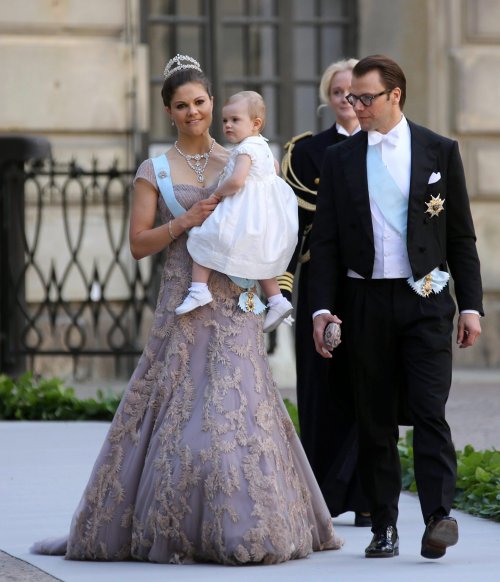 La princesa Victoria con su hija Estelle y el príncipe Daniel en la Boda Real de Suecia