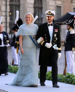 La princesa Mette-Marit and y el príncipe Haakon de Noruega en la Boda Real de Suecia