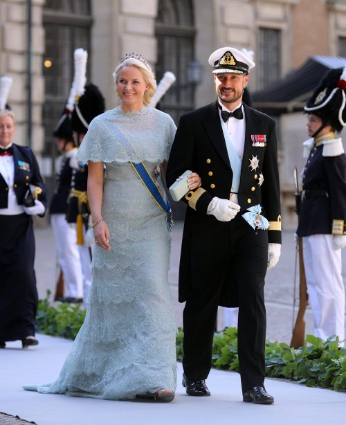 La princesa Mette-Marit and y el príncipe Haakon de Noruega en la Boda Real de Suecia