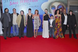 Elías Querejeta con su hija Gracia y otros actores en el festivald e cine de San Sebastián
