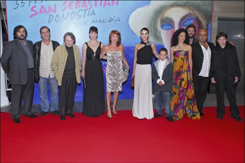 Elías Querejeta con su hija Gracia y otros actores en el festivald e cine de San Sebastián
