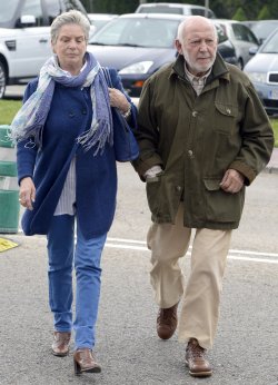 El actor Álvaro de Luna y su mujer dan un último adiós a Elías Querejeta