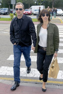 Maribel Verdú y Pedro Larrañaga en la capilla ardiente de Elías Querejeta