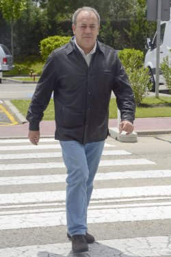 El actor Tito Valverde en la capilla ardiente de Elías Querejeta