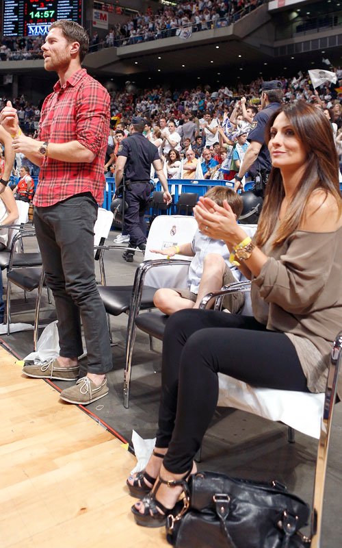 Xabi Alonso con su mujer, Nagore Aramburu, en el basket