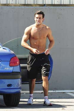 Mario Casas, sin camiseta y fumando, un auténtico James Dean