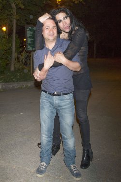 El actor Secun de la Rosa posa con Mario Vaquerizo en el 50 cumpleaños de Alaska