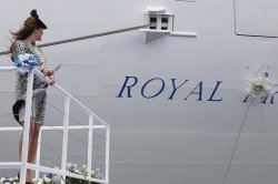 Kate Middleton, embarazada, inaugura un barco