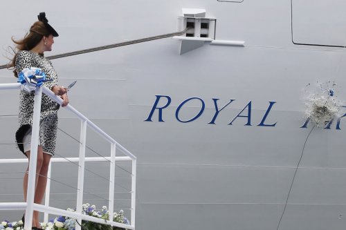Kate Middleton, embarazada, inaugura un barco