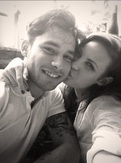 El romántico beso de Jessica Bueno y Jota Peleteiro en Twitter