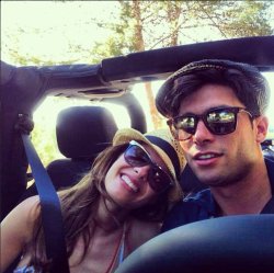 Jessica Bueno y Jota Peleteiro posan para sus fans en un coche