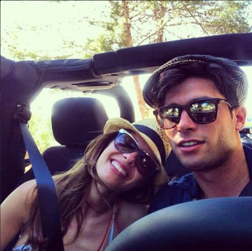 Jessica Bueno y Jota Peleteiro posan para sus fans en un coche