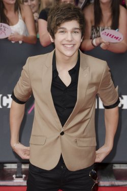 Austin Mahone, arreglado pero informal en los premios MuchMusic 2013