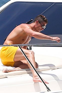 El espectacular cuerpo de Cristiano Ronaldo: el amarillo es su color