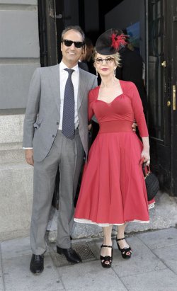 El look de Karmele Marchante en la boda de la directora de 'Sálvame Deluxe'