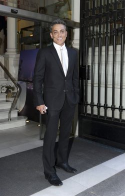 El look de Kiko Hernández en la boda de la directora de 'Sálvame Deluxe'