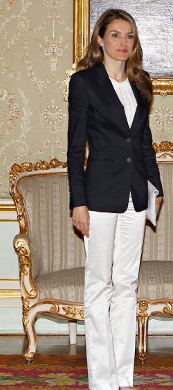 Letizia derrocha elegancia con los colores básicos